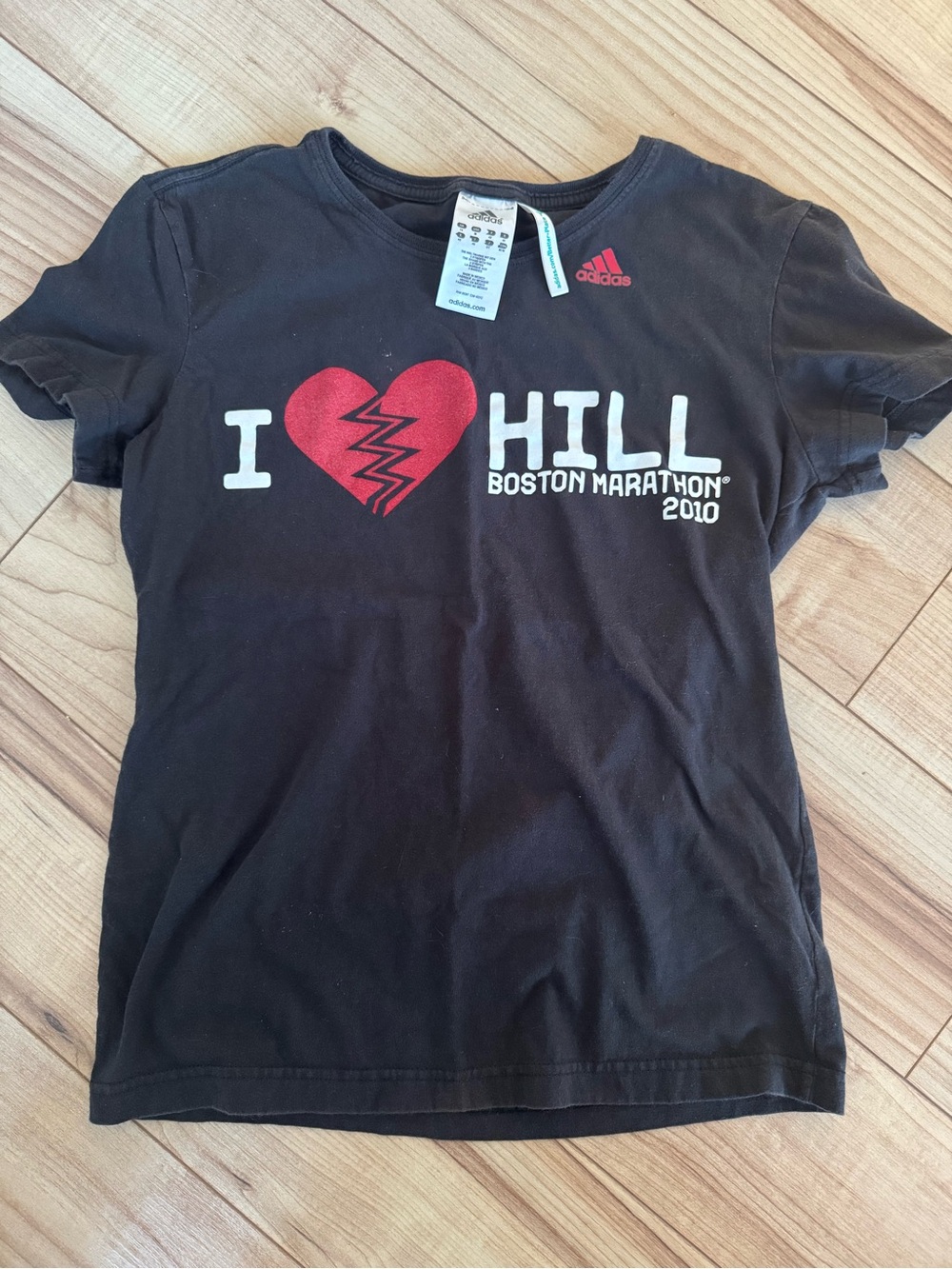Adidas "I ♥ Hill" Boston Marathon 2010 Graphic Tee - Black & Red